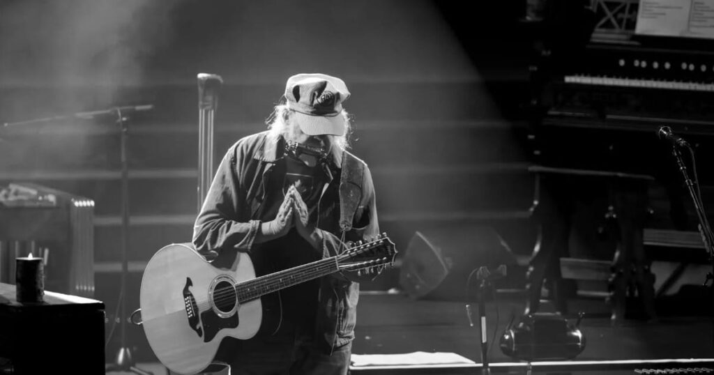 listen:-neil-young-announces-solo-acoustic-album-‘before-and-after’-shares-part-one