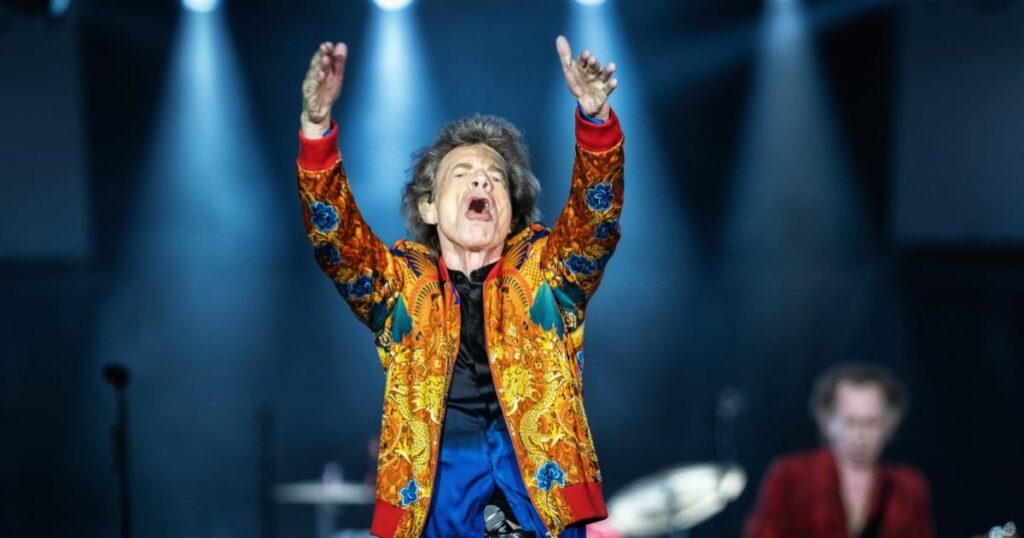 watch:-the-rolling-stones-celebrate-‘hackney-diamonds’-with-surprise-club-gig-at-the-racket-in-nyc