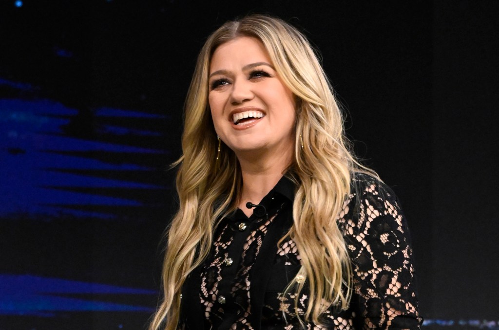 kelly-clarkson-clarifies-she-didn’t-‘bash’-taylor-swift-&-travis-kelce’s romance