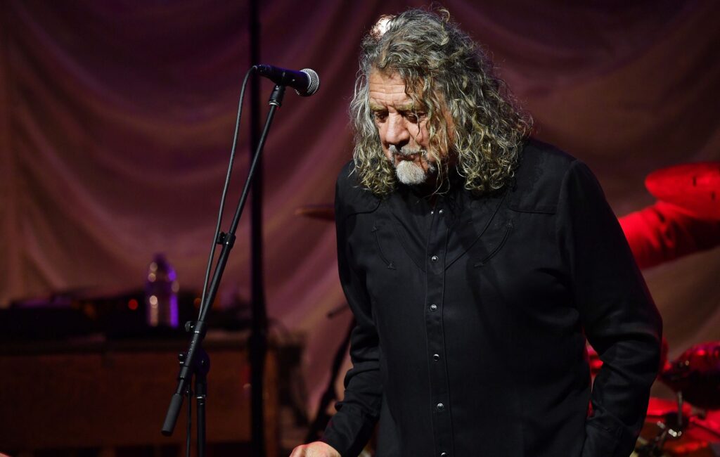 watch-robert-plant-sing-led-zeppelin’s-‘stairway-to-heaven’-for-first-time-in-16-years