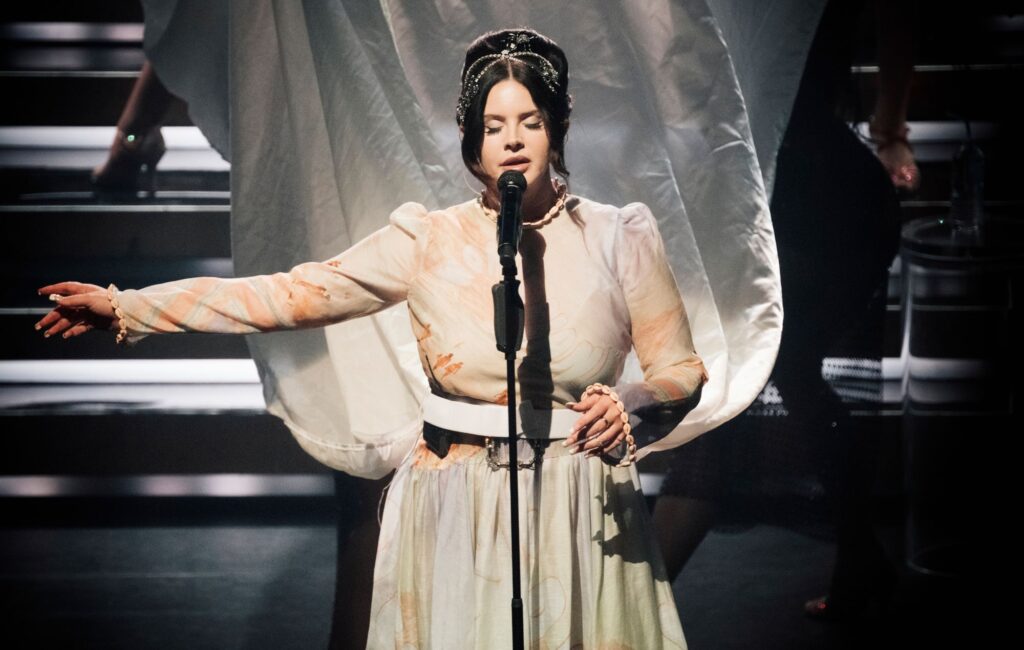 lana-del-rey-denies-claims-that-she-“grew-up-rich”