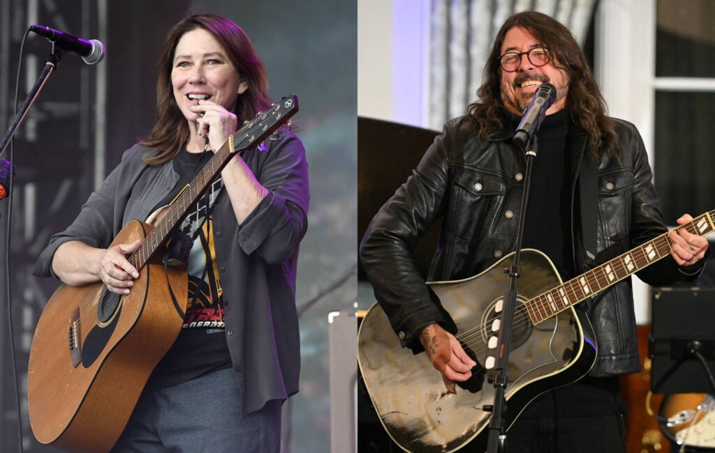 watch-dave-grohl-join-the-breeders-on-stage-to-cover-pixies’-‘gigantic’