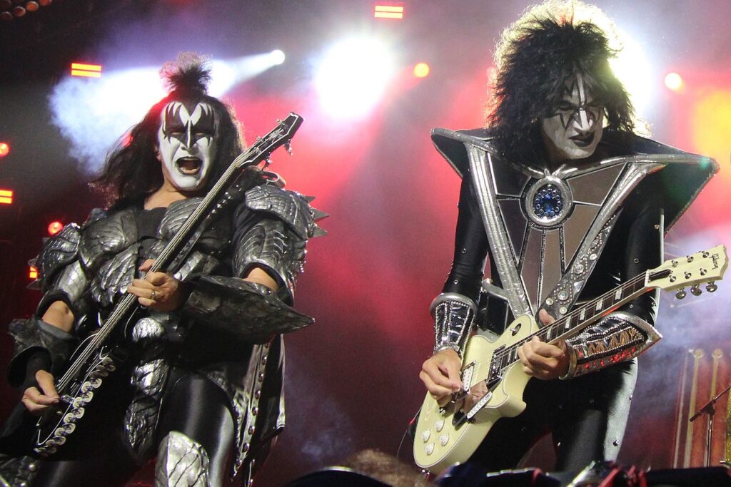 kiss-bids-cleveland-an-explosive-farewell:-photos,-set-list