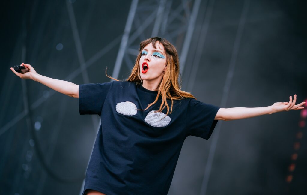 watch-chvrches’-lauren-mayberry-cover-’99-luftballons’-in-munich