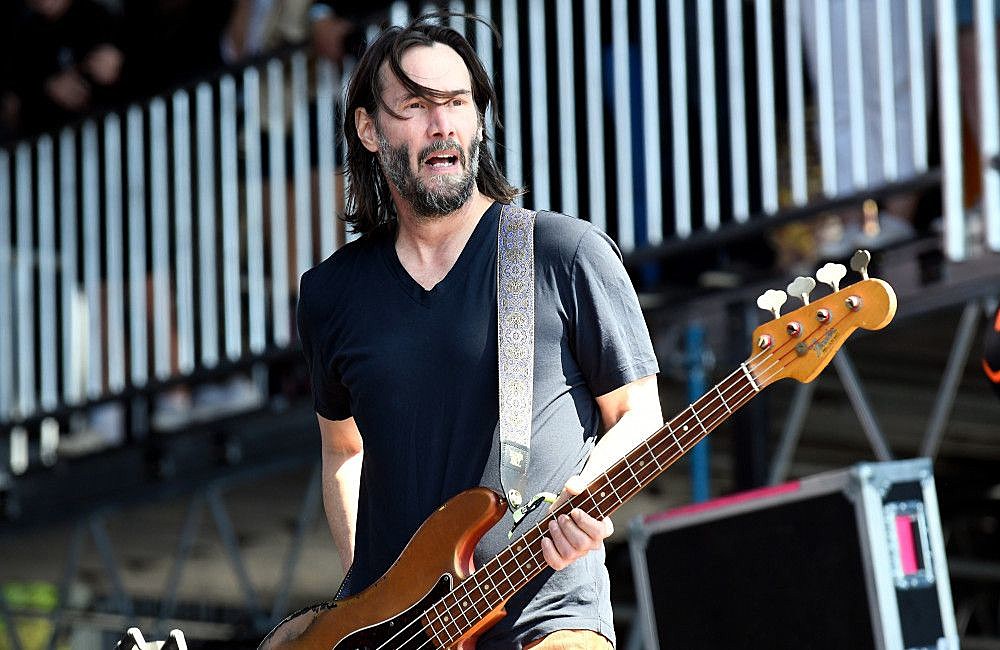 keanu-reeves-received-bass-guitar-lessons-from-flea