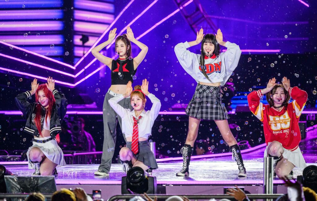 k-pop-girl-group-stayc-wear-wrong-rangers-jerseys-at-dallas-show