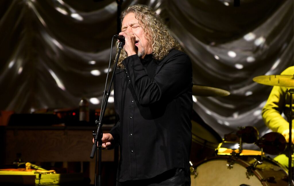 robert-plant-performed-led-zeppelin’s-‘stairway-to-heaven’-after-fan-donated-“six-figure-sum”-for-charity