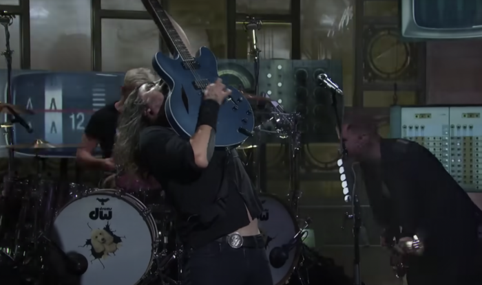 watch:-foo-fighters-bring-‘but-here-we-are’-favorites-to-‘saturday-night-live’