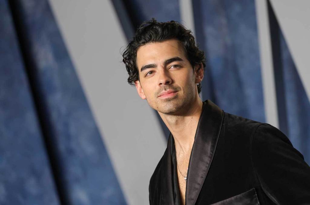 watch-joe-jonas-officiate-his-band-member’s-wedding-during-jonas-brothers concert