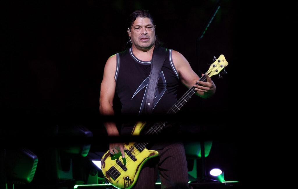 watch-metallica’s-robert-trujillo-fill-in-for-his-son-at-suicidal-tendencies-show