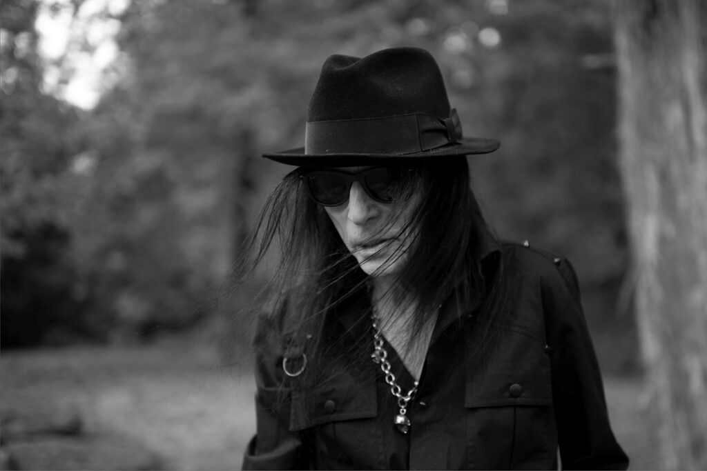 mick-mars-shares-first-post-motley-solo-single-‘loyal-to-the-lie’