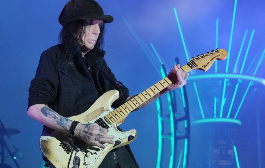 motley-crue-co-founder-mick-mars-announces-debut-solo-album,-‘the-other-side-of-mars’