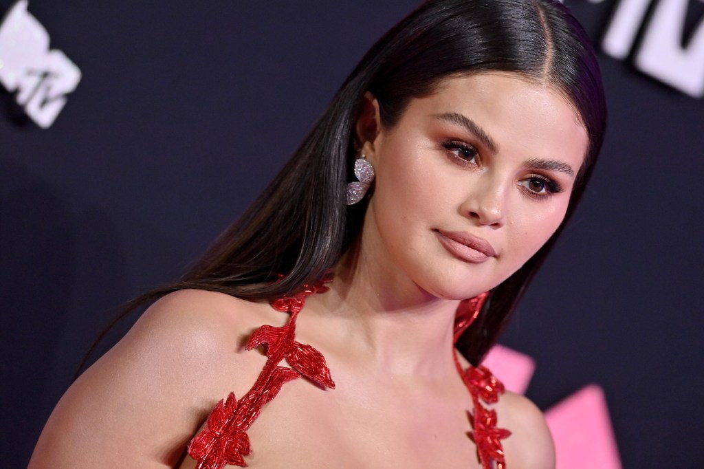 selena-gomez-announces-social-media-break-due-to-‘hate,-violence-and-terror’-around-the world