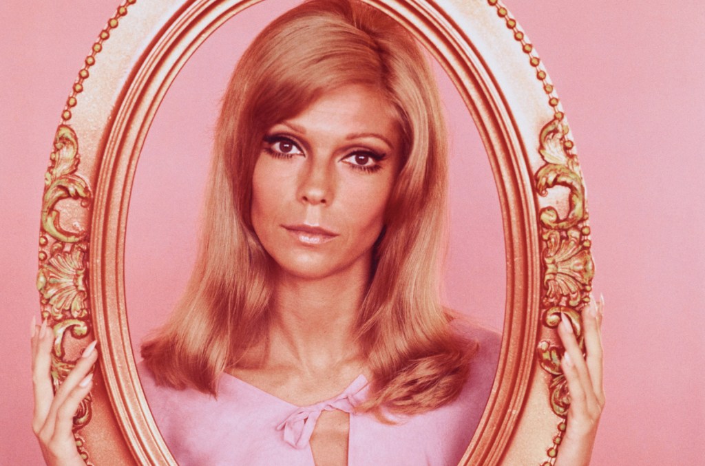 nancy-sinatra-says-she’s-‘too-old’-to-tour,-but-her-daughters’-‘tenacity’-keeps-her-music alive