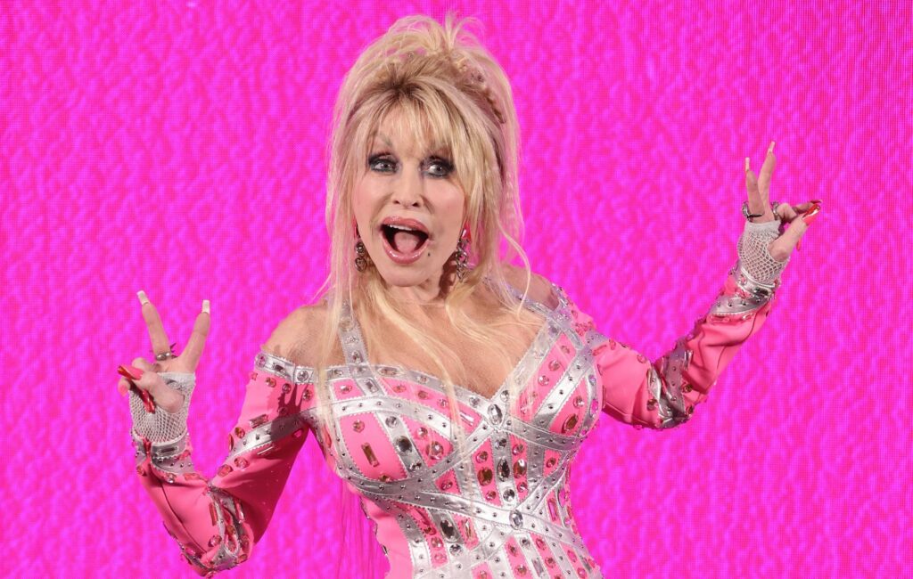 dolly-parton-reveals-she’s-turned-down-super-bowl-halftime-show-“many-times”