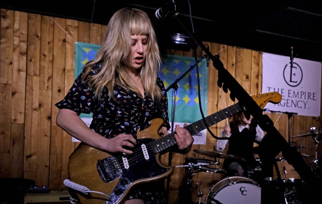 deap-vally-share-blistering-cover-of-the-rolling-stones’-‘ventilator-blues’