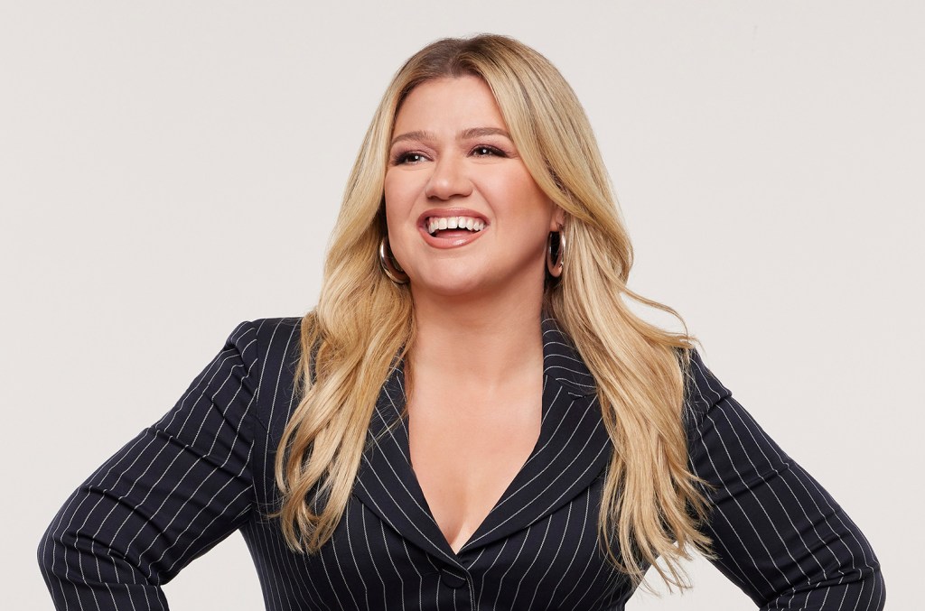 kelly-clarkson-brings-a-hopeful-‘smile’-to-kellyoke-fans-with-nat-king-cole cover