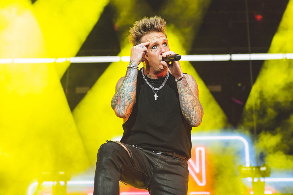 jacoby-shaddix-wants-fans-to-find-hope-in-papa-roach’s-music