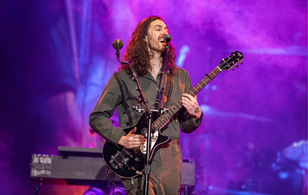 hozier-announces-outdoor-uk-and-ireland-shows,-including-huge-london-date