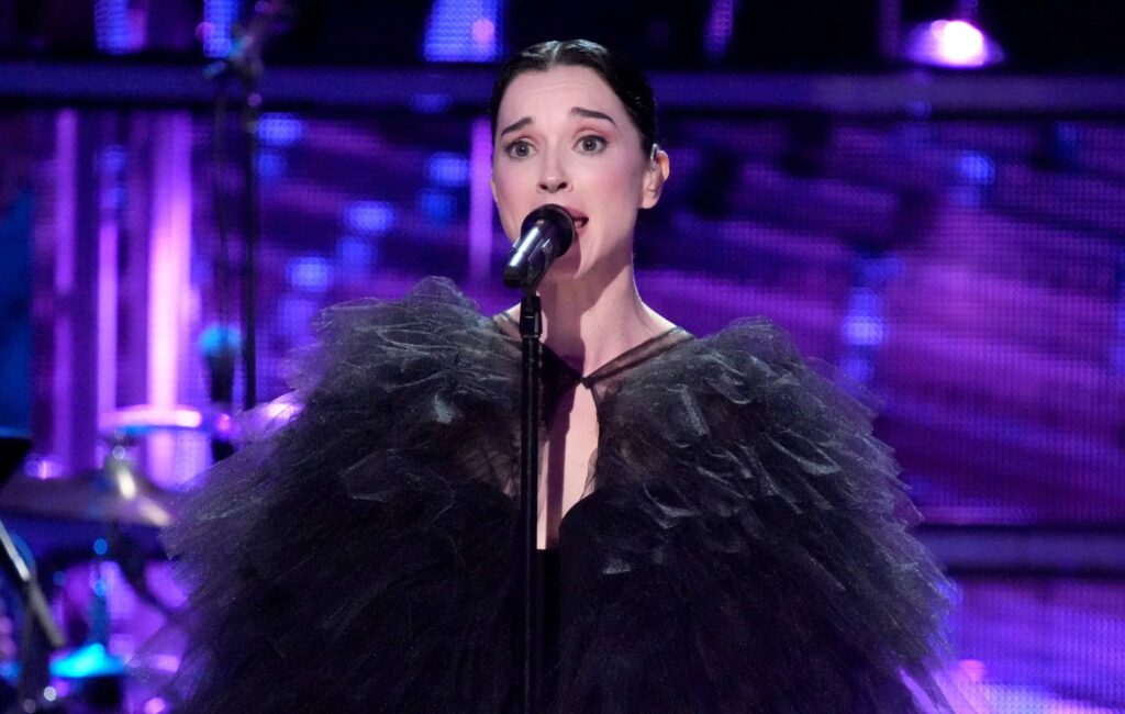 watch-st.-vincent-sing-‘running-up-that-hill’-at-kate-bush’s-hall-of-fame-induction