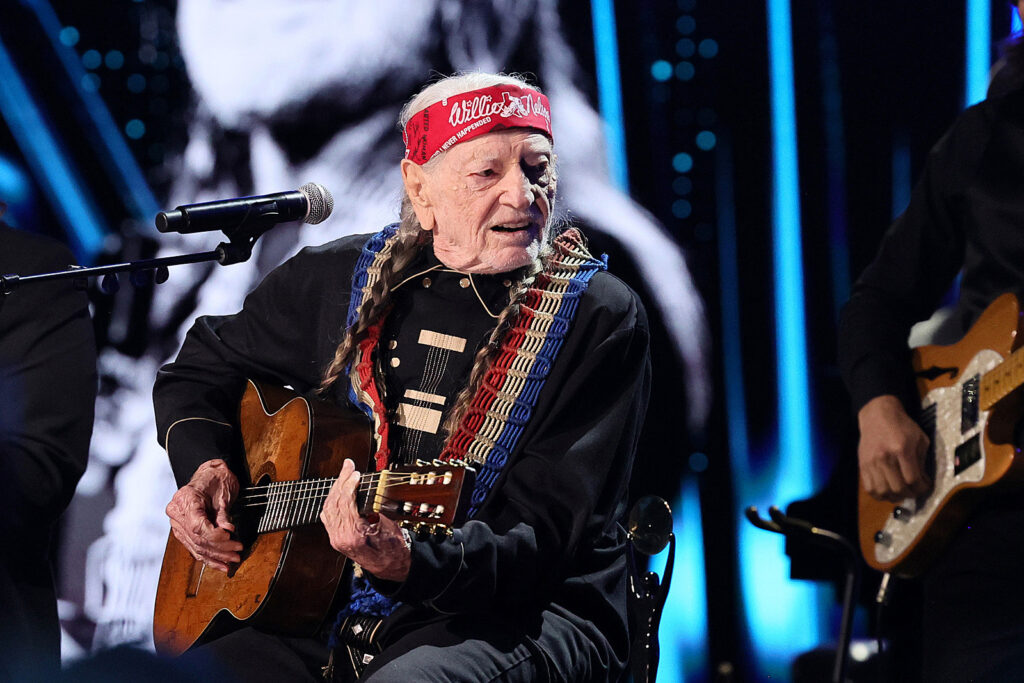 willie-nelson-delivers-all-star-jam-during-rock-hall-induction