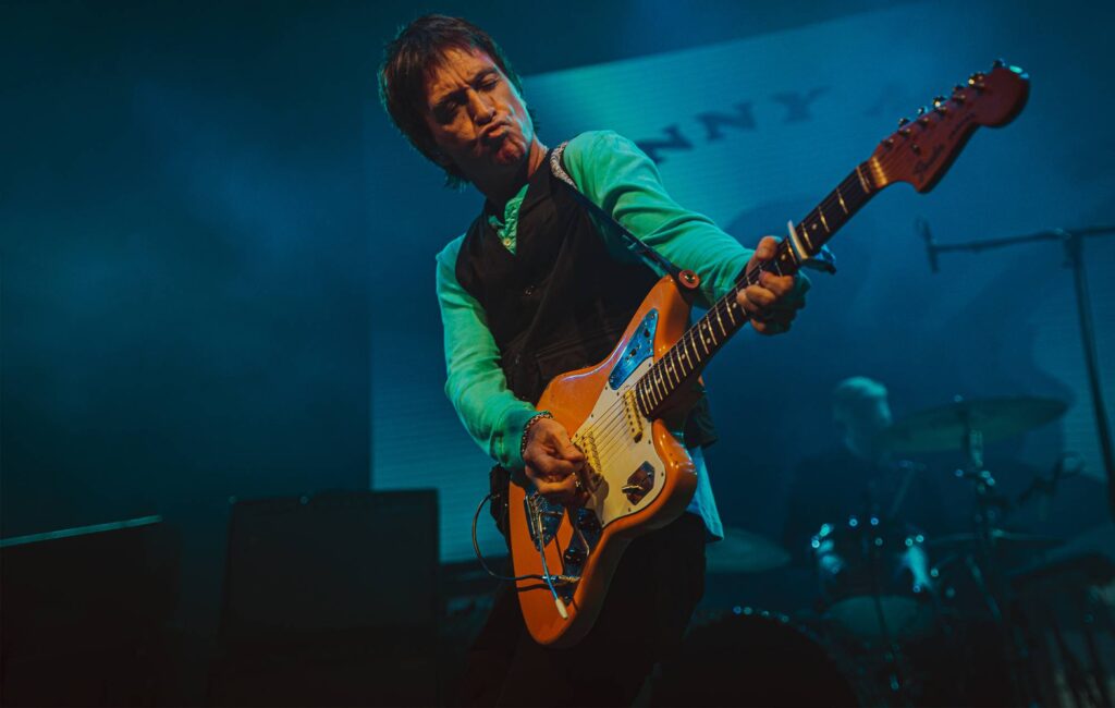 johnny-marr-believes-chi-“life-force”-haunts-his-guitars:-“it’s-a-definite,-valid-thing”