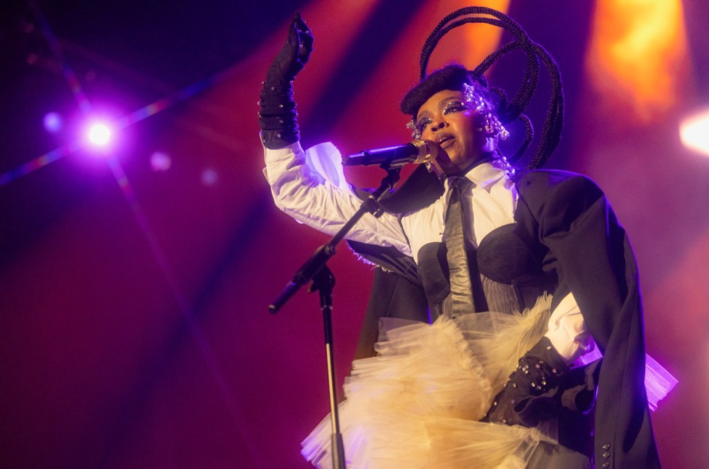 lauryn-hill-starts-late-in-los-angeles,-tells-fans,-‘y’all-lucky-i-make-it-on-this…-stage-every night’