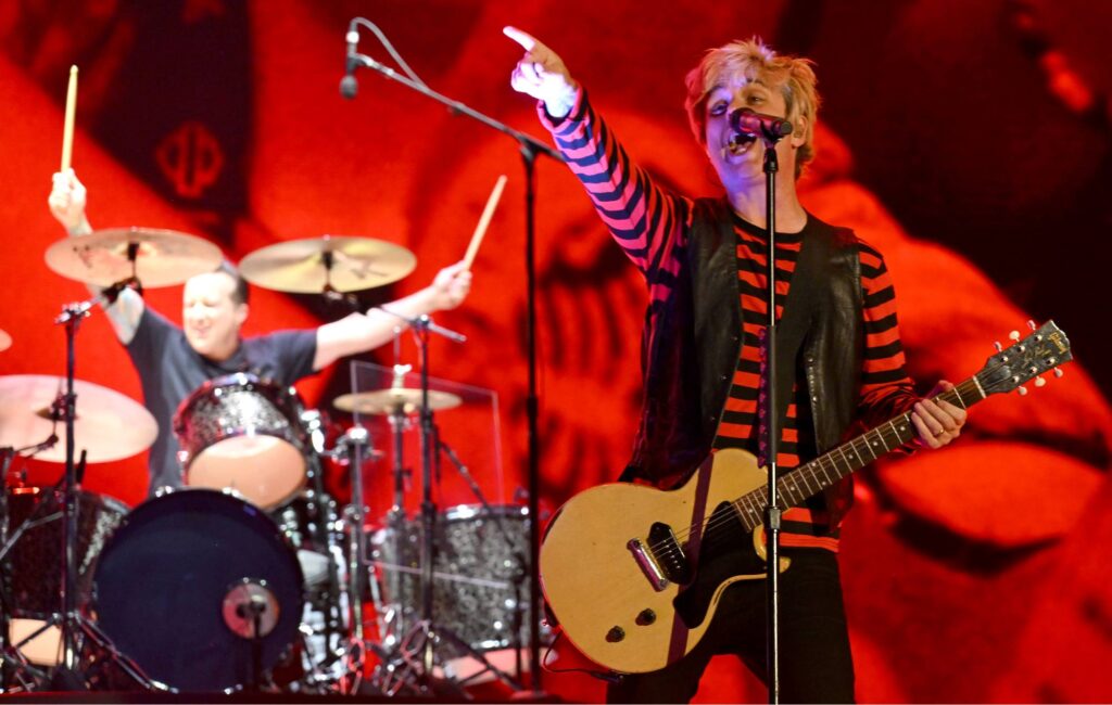 watch-green-day-play-‘good-riddance…’-with-a-fan-at-intimate-paris-gig