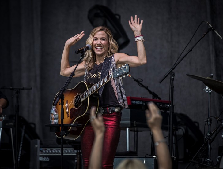 sheryl-crow-celebrates-rock-&-roll-hall-of-fame-induction-with-“everyday-is-a-winding-road”