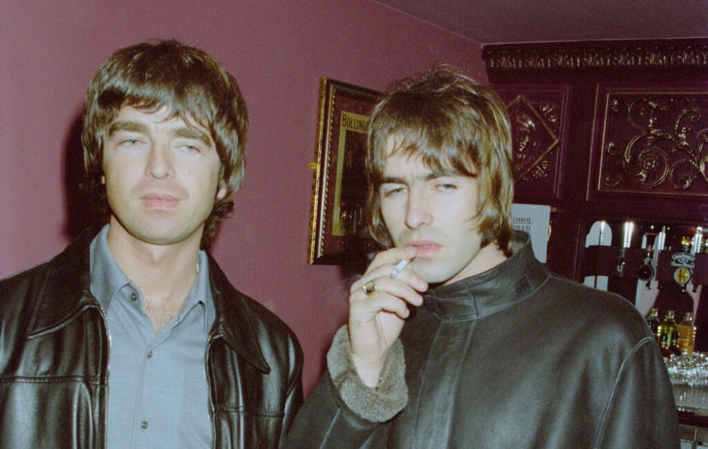 oasis-on-course-for-ninth-uk-number-one-album-with-‘the-masterplan’-reissue