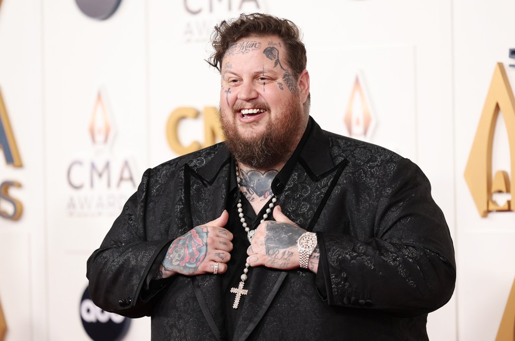 jelly-roll-sweetly-jokes-he’s-wife-bunnie-xo’s-‘accessory-piece’-on-the-cma-awards-red carpet