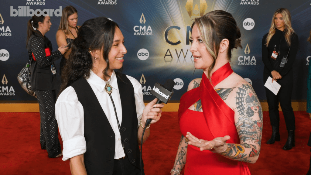 ashley-mcbryde-on-the-inspiration-behind-the-artwork-for-her-album-‘the-devil-i-know,’-friendship-with-jelly-roll-&-more-|-cma-awards 2023