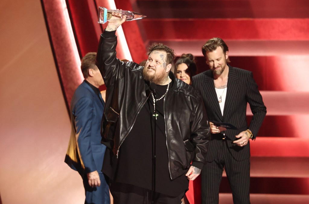 jelly-roll-wins-new-artist-at-2023-cma-awards,-urges-fans-to-keep-going-in-rousing speech