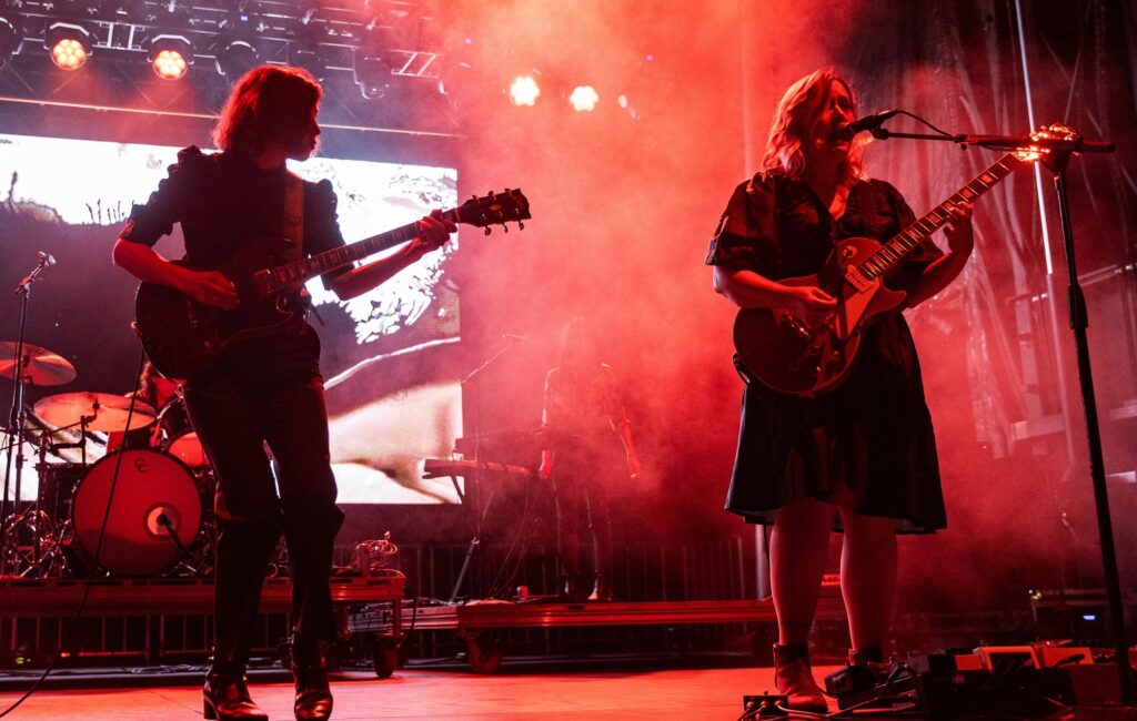 sleater-kinney’s-carrie-brownstein-calls-for-“ceasefire”,-“palestinian-liberation”-and-“peace”-at-london-show