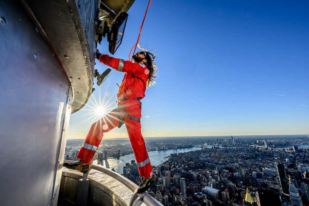 thirty-seconds-to-mars’-jared-leto-climbs-empire-state-building