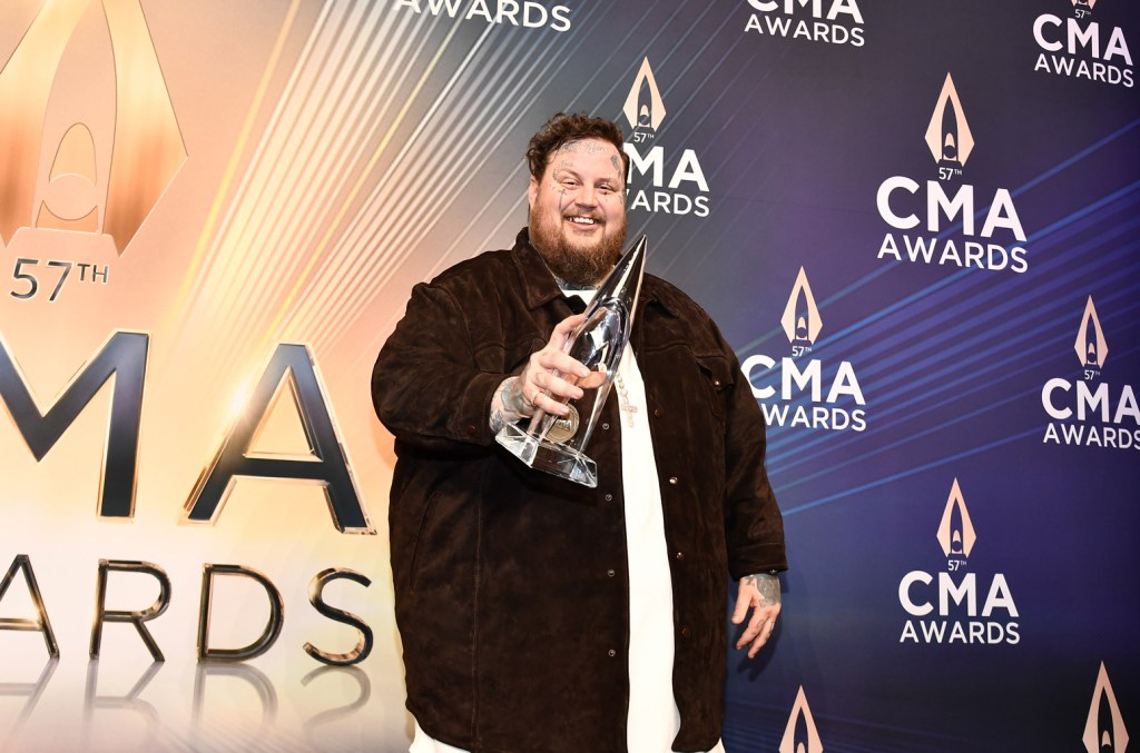 jelly-roll-drops-&-shatters-his-new-artist-of-the-year-trophy-at-the-2023-cma awards