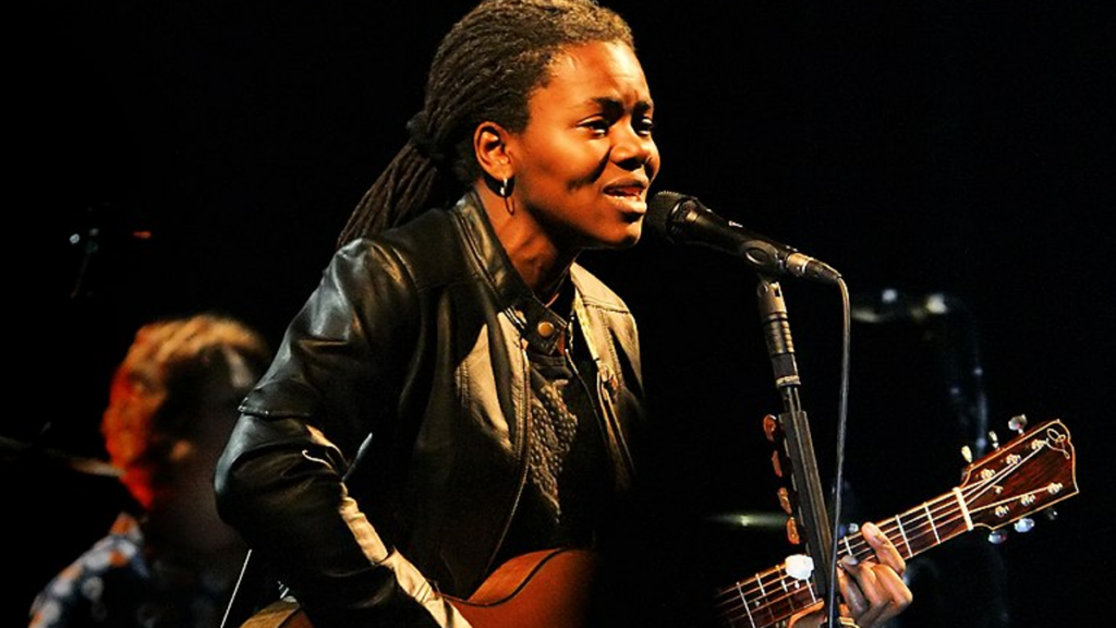 tracy-chapman-wins-accolades-at-the-country-music-awards-for-‘fast-car’