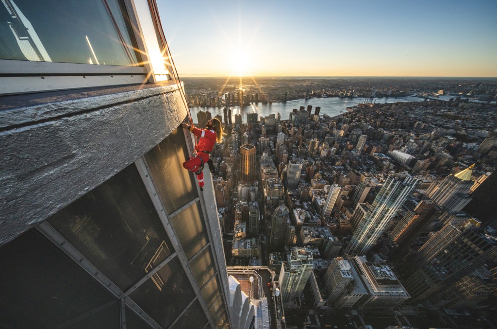 watch-jared-leto-climb-the-empire-state-building-to-announce-thirty-seconds-to-mars’-tour dates