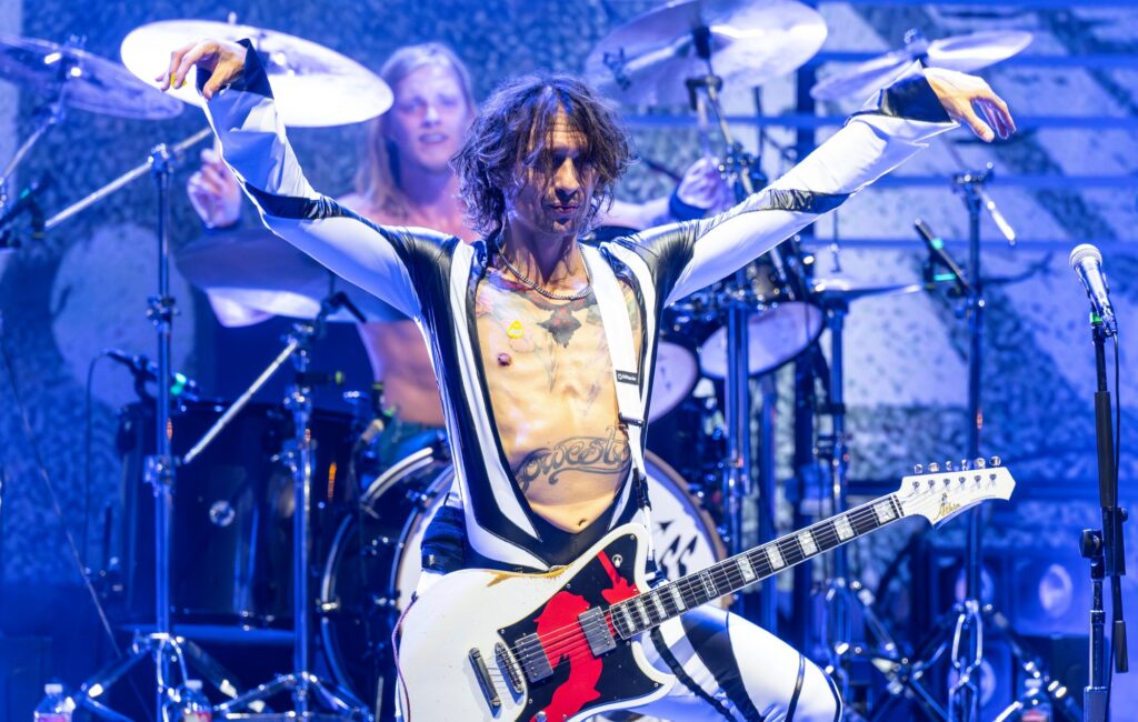 darkness-frontman-justin-hawkins-thought-he-was-“too-old”-to-be-a-rock-star-at-18