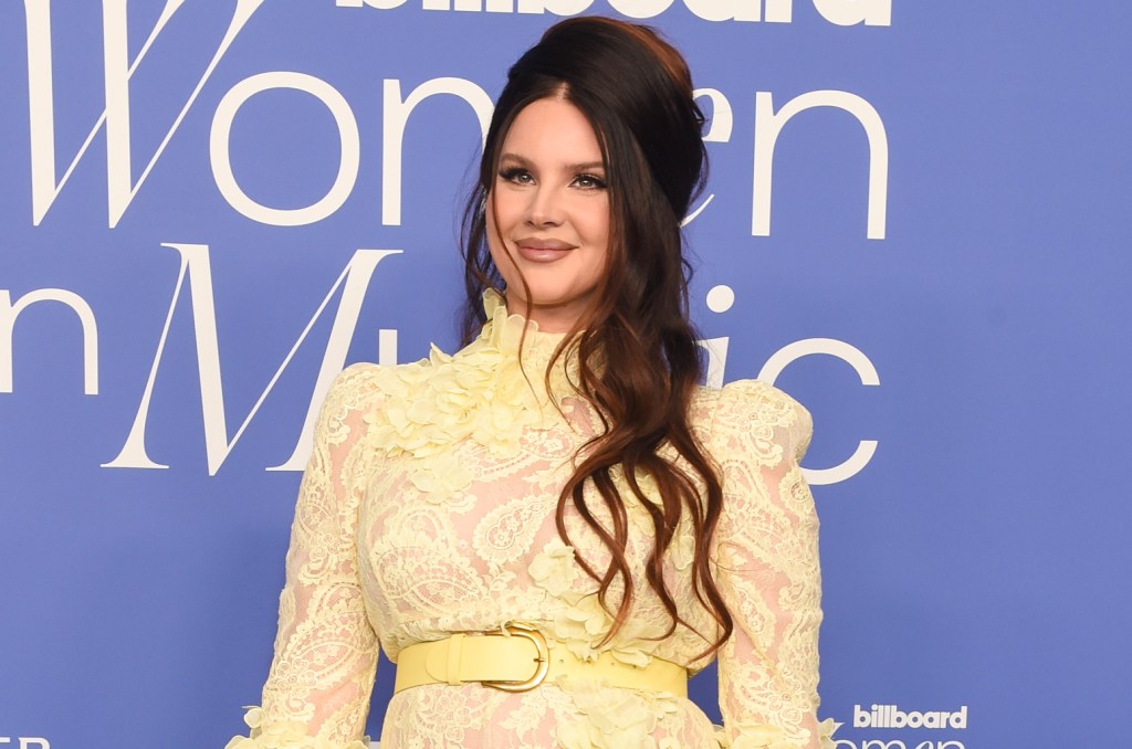 lana-del-rey,-‘so-surprised’-over-grammy-nominations,-says-she-only-learned-the-awards-submission-process-this year