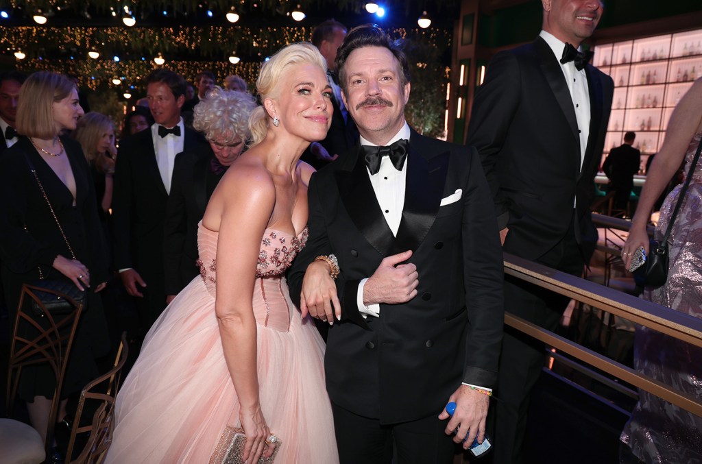 jason-sudeikis-&-hannah-waddingham-team-up-onstage-to-perform-‘shallow’-duet