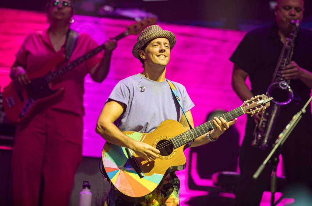 jason-mraz-says-going-through-a-divorce-helped-him-find-‘new-acceptance’-for-his sexuality