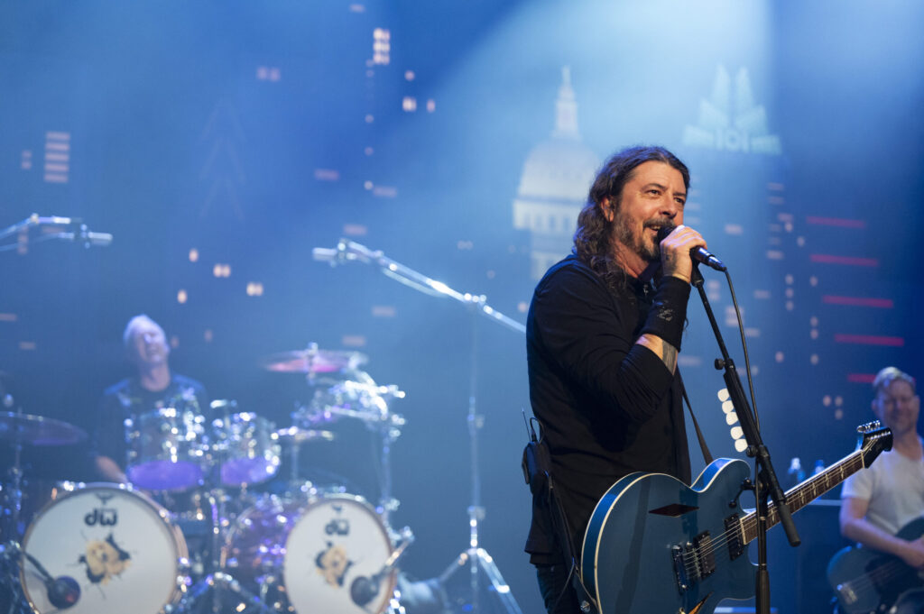 watch-dave-grohl-tackle-‘everlong’-solo-at-foo-fighters’-austin-city-limits-gig