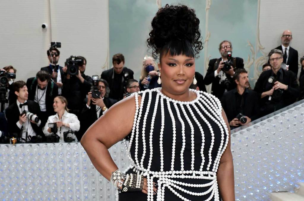 lizzo-reveals-she’s-working-on-music-&-herself-while-healing-‘trust-issues-with-the world’