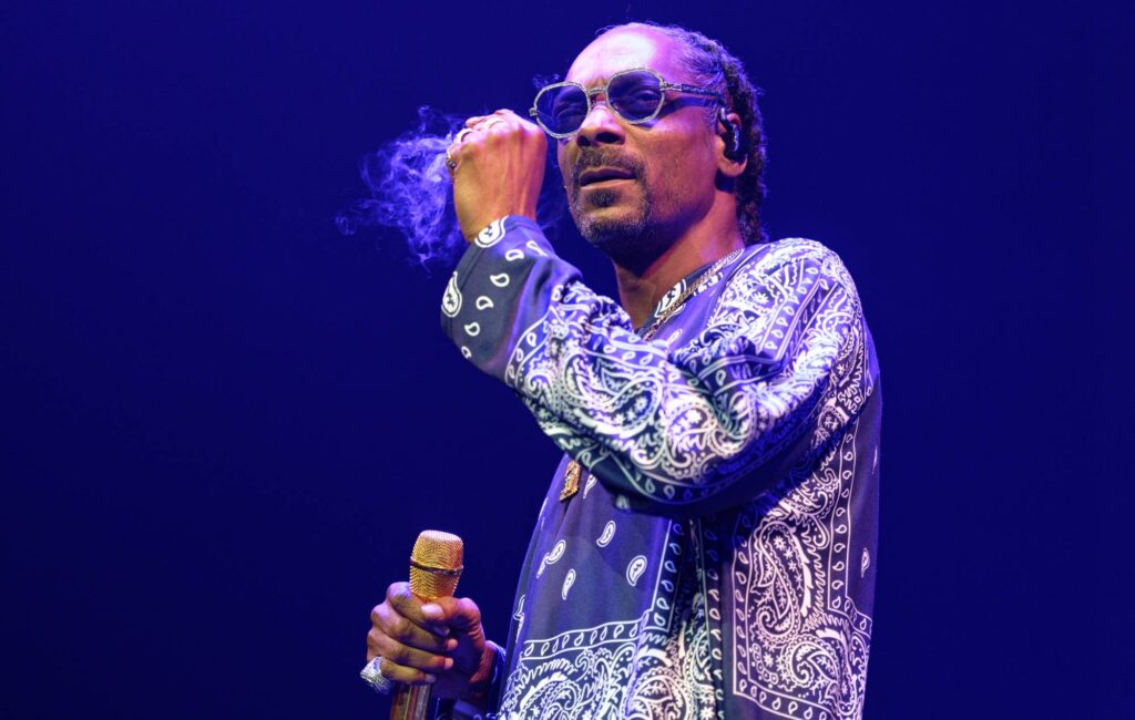 snoop-dogg-announces-that-he-is-“giving-up-smoke”