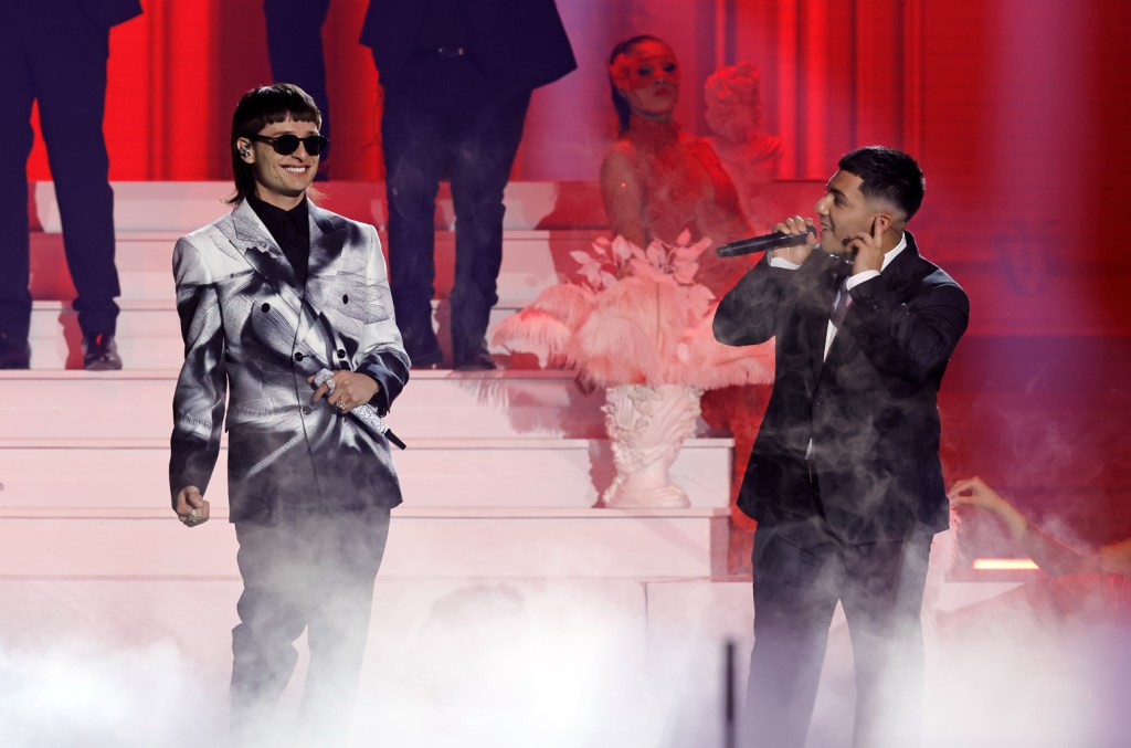 eslabon-armado-&-peso-pluma-perform-‘ella-baila-sola’-for-the-first-time-on-tv-at-2023-latin grammys