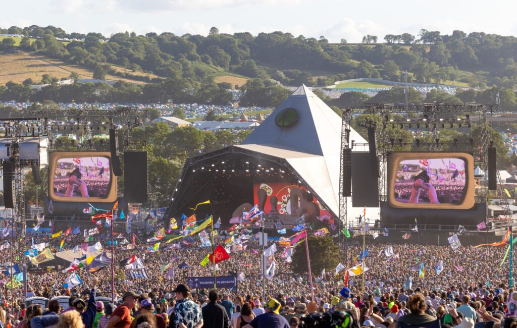 glastonbury-2024:-fans-react-as-tickets-for-festival-sell-out-in-under-an-hour