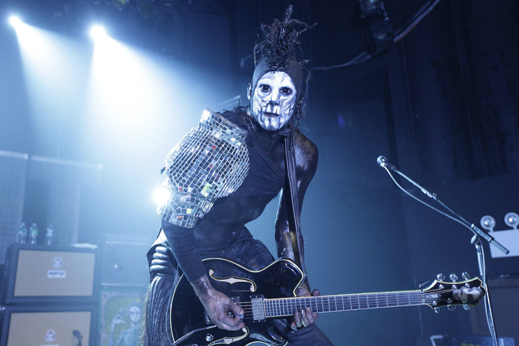 photos:-limp-bizkit’s-wes-borland-debuts-wild-new-mask-in-tokyo