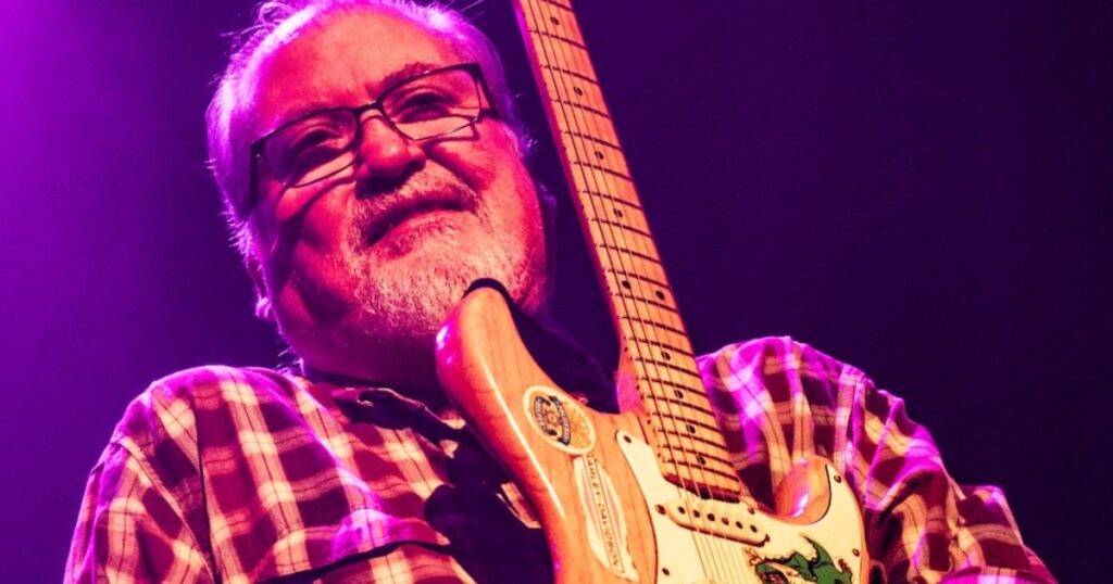 los-lobos’-david-hidalgo-uses-jerry-garcia’s-“alligator”-guitar-at-50th-anniversary-shows-in-san-francisco