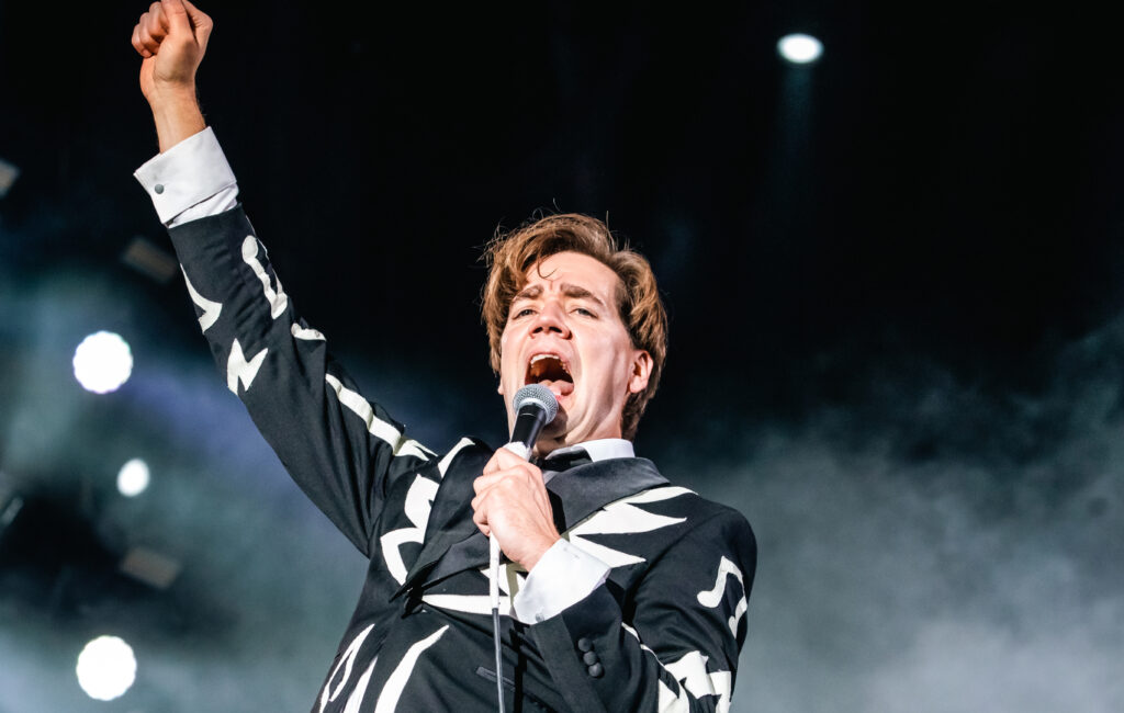 the-hives-are-looking-for-covers-bands-to-“franchise”-live-shows